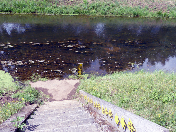 Fluss mit Pegellatte und Pegeltreppe