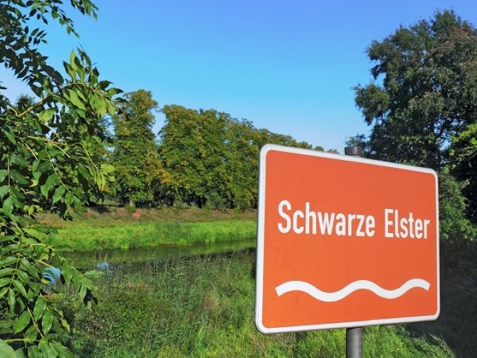 Die Schwarze Elster mit Fluss-Namensschild
